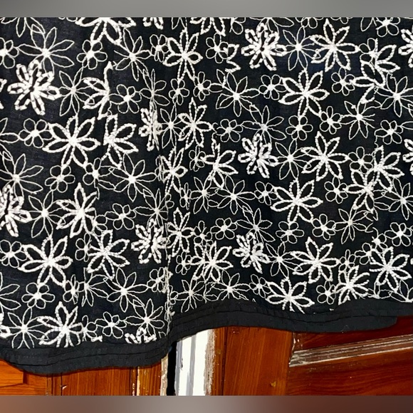 Christopher & Banks Black & White Embroidered Daisy Skirt. Size 10 - Picture 4 of 6